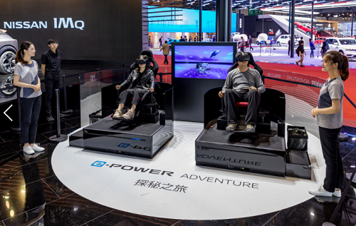 500-參觀者通過VR設備體驗e-POWER智充電動技術(shù).png